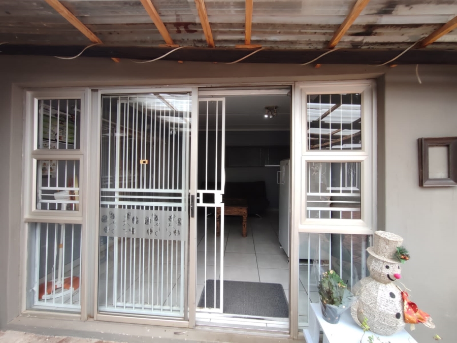 6 Bedroom Property for Sale in Flamwood North West